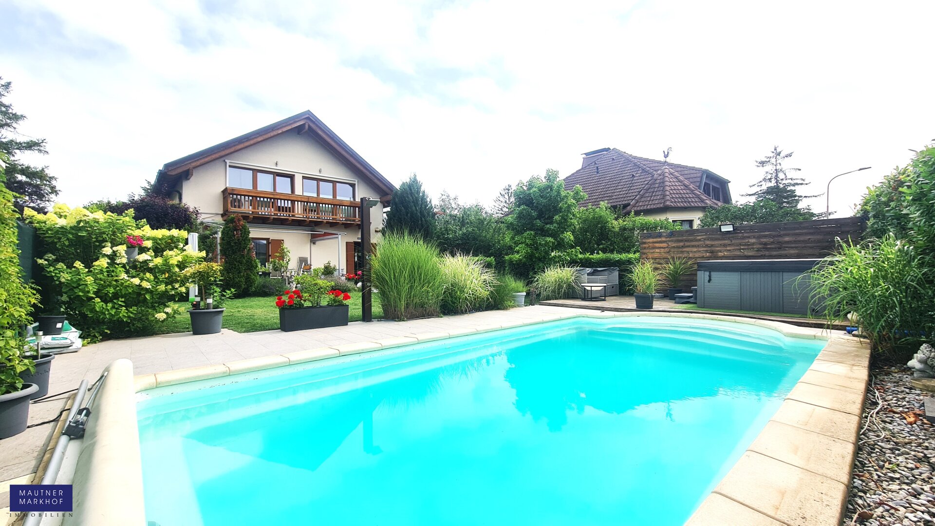 Attraktives Einfamilienhaus mit Pool und Gartenparadies in Kapellerfeld bei Wien – Wohlfühloase pur für die ganze Familie!